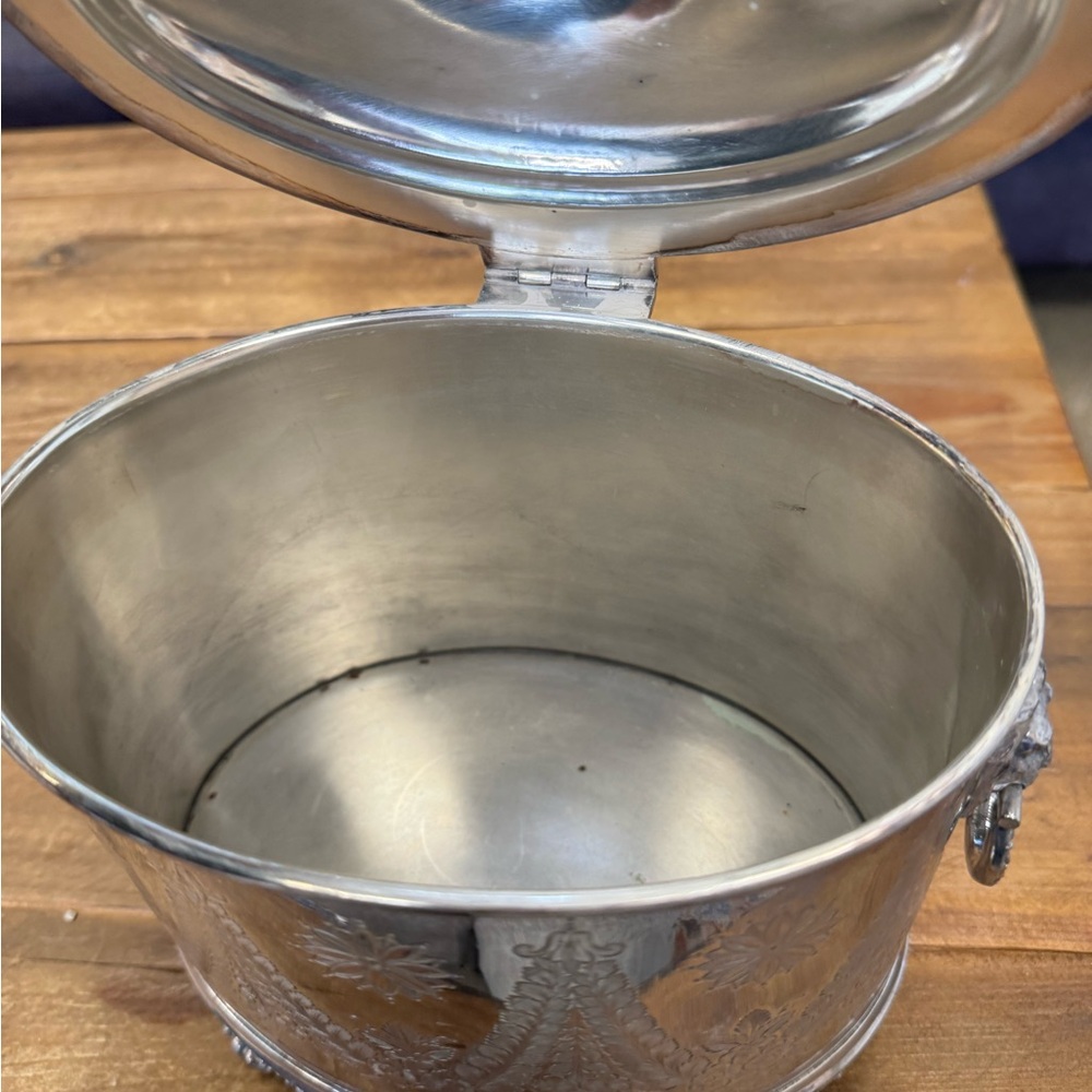 Stunning silver plated large footed bisc box with lions - Picture 5 of 17